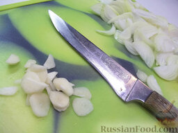 Утка тушеная: Чеснок и лук порезала полукольцами. Резать овощи можете любой формой.