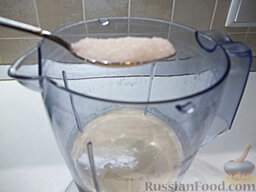 Классический молочный коктейль: Холодное молоко налейте в блендер, добавьте сахар.