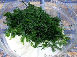 Чесночный соус: Зеленый лук порежьте и добавьте в тарелку к сметане с майонезом.