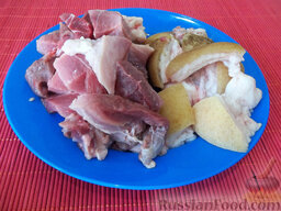 Плов со свининой по-домашнему: Подготовим мясо. Свинину и подчеревину помоем и порежем кусочками размером около 3-4 см.