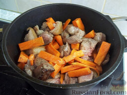 Плов со свининой по-домашнему: В кастрюлю налейте растительное масло и нагрейте. Затем отправьте жариться мясо, подчеревину и морковь. Приправьте солью, перцем и жарьте до образования золотистой корочки.