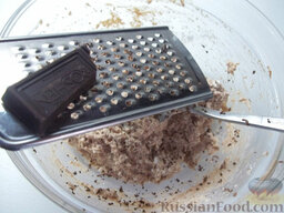 Шоколадные сырники: На мелкой терке натрите шоколад и опять хорошо вымешайте тесто.