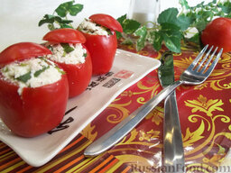 Помидоры, фаршированные творогом: Выкладываем помидоры на тарелку, прикрываем шапочками и подаем к столу.