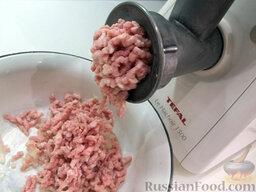 Тушеные помидоры, фаршированные мясом и рисом: Мясо и лук перекрутим на мясорубке.