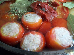 Тушеные помидоры, фаршированные мясом и рисом: Все помидорчики друг на дружку укладываем в кастрюлю. Сверху заливаем водой и выкладываем весь 
