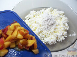 Персиковые сырники, запеченные в духовке, с медом и кунжутом: Отправьте порезанный персик к творогу.