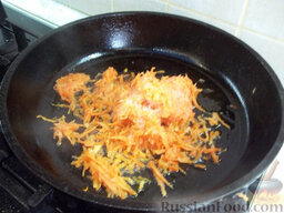 Солянка домашняя: Морковь почистим, натрем на терке и также пожарим. Морковь, можете использовать как я - замороженную.