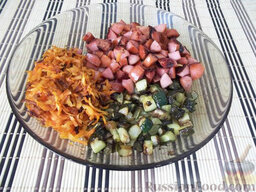 Солянка домашняя: Жареные морковь, колбасу и огурцы сложите в тарелку дожидаться своей очереди.