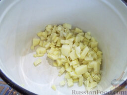 Свекольник или холодный борщ: Картофель отварим в подсоленной воде, очистим, нарежем кубиками и отправим в кастрюлю, в которой будем готовить свекольник.