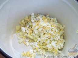 Свекольник или холодный борщ: Яйца также отварим, очистим от скорлупы, порежем и положим к картофелю.