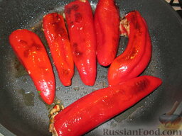 Фаршированные перцы: Обжарить фаршированные перцы на растительном масле.