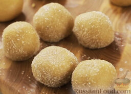 Имбирное печенье: Обвалять шарики в сахаре.