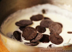 Шоколадная бриошь: Затем снимаем с плиты и всыпаем в горячие сливки разломанный шоколад.