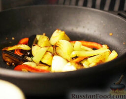 Мини-фокаччи с овощами: Добавляем свежий тимьян, хорошо перемешиваем и снимаем с огня.