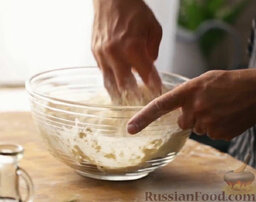 Мини-фокаччи с овощами: Хорошо вымешиваем тесто (оно должно прилипать к рукам).