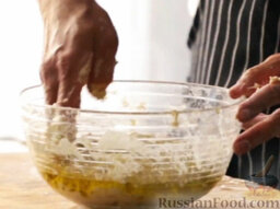 Мини-фокаччи с овощами: Заливаем тесто оливковым маслом, накрываем пленкой и даём отстояться несколько часов (в идеале до 24 часов).