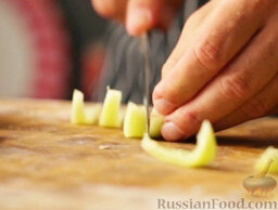 Мини-фокаччи с овощами: Болгарский перец очищаем от семян и нарезаем брусочками.