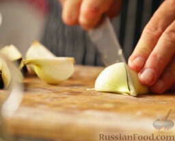 Мини-фокаччи с овощами: Лук нарезаем крупными кусками.  Мелко нарезаем чеснок.