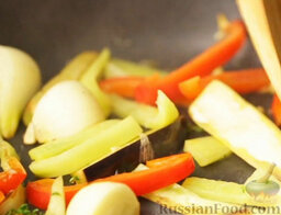Мини-фокаччи с овощами: Разогреваем в сковороде оливковое масло и обжариваем овощи до полуготовности.