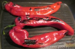 Таджин с рыбой и овощами: Перцы обжарить без масла на раскаленной сковороде.