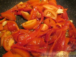 Таджин с рыбой и овощами: Добавить помидоры, нарезанные крупными кусками и подготовленный перец.