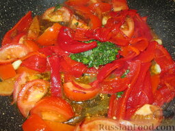 Таджин с рыбой и овощами: Влить вторую половину чермулы, посолить, поперчить и потушить около 10 минут.