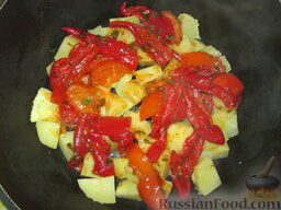 Таджин с рыбой и овощами: Выложить чуть больше половины подготовленных перцев с помидорами.