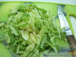 Салат со скумбрией и овощами: Капусту мелко нашинкуйте. Я использовала капусту белокочанную, но ее можно заменить пекинской или красной.