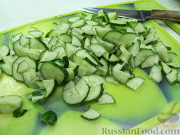 Салат со скумбрией и овощами: Огурцы вымойте и нарежьте полукружиями.