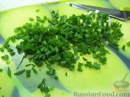 Салат со скумбрией и овощами: Зеленый лук помойте и мелко нашинкуйте.