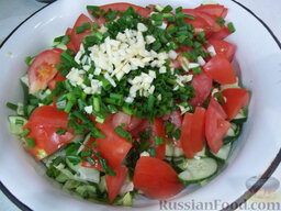 Салат со скумбрией и овощами: Сложите все овощи в тарелку и добавьте мелко порезанный чеснок.