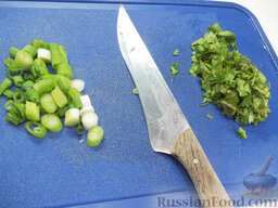 Овощной салат с дыней: Зеленый лук и зелень кинзы помоем, измельчим и также добавим в тарелку.