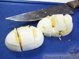 Овощной салат с дыней: Яйца предварительно отварим до крутого состояния. Потом охладим, очистим скорлупу и порежем крупными кусочками. Добавим яйца в тарелку ко всем ингредиентам.