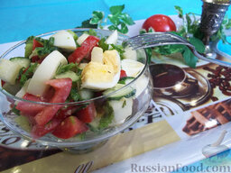 Овощной салат с дыней: Салат отправим в холодильник охлаждаться, а перед подачей выложим его в красивую салатницу.