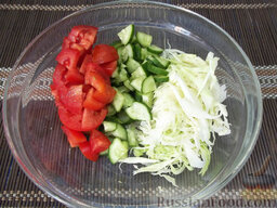 Салат с сырыми шампиньонами: С помидорами поступите точно так же: помойте, порежьте и добавьте к овощам.
