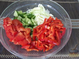 Салат с сырыми шампиньонами: Красный болгарский перец помойте, разделите пополам, удалите плодоножку с семенами, а мякоть порежьте соломкой.