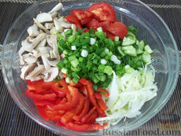 Салат с сырыми шампиньонами: Зеленый лук и чеснок также измельчите, и добавьте в салатницу.