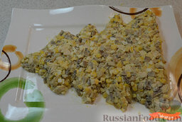 Салат на Новый Год «Елочка»: Выложить на блюдо салат в форме елочки.