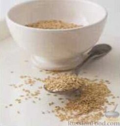 Ржаной хлеб с семенами льна: 2. В отдельную миску насыпать лен, залить 120 г горячей воды, оставить на 1 час при комнатной температуре.
