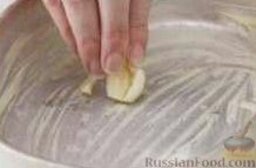 Запеченный картофель "Гратен Дофинуа": 1. Включить духовку для предварительного разогрева до 200 градусов. Жаропрочную форму смазать сливочным маслом и натереть срезом чеснока (чеснок удалить).     2. Картофель почистить и порезать тонкими ломтиками. Промыть картофель под проточной холодной водой, обсушить.
