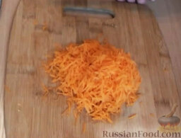 Фаршированные шампиньоны: Морковь очистить и натереть на мелкой терке. Добавить к луку. Обжарить вместе лук и морковь.