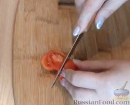 Фаршированные шампиньоны: Помидоры вымыть и нарезать кружочками (или дольками, если помидоры покрупнее).