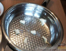 Фаршированные шампиньоны: В глубокую сковороду нарезать кусочками сливочное масло.