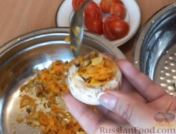 Фаршированные шампиньоны: В шляпку гриба выложить примерно чайную ложку лука с морковкой.