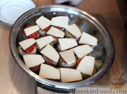 Фаршированные шампиньоны: Сыр нарезать пластинами. По одной пластинке сыра выложить сверху на помидоры, на каждый фаршированный гриб.