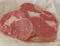 Жареные говяжьи стейки: Стейк ростбиф (оковалок) вырезается из поясничного отдела говяжьей туши. Мясо отличается мраморностью, т. е. содержит прожилки жира, придающие мягкость.