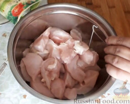 Маринованная куриная грудка, запеченная в духовке: Куриную грудку (без косточки) нарезать небольшими кусочками.