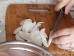 Маринованная куриная грудка, запеченная в духовке: Лук очистить и нарезать полукольцами.