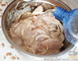 Маринованная куриная грудка, запеченная в духовке: Добавить газированную воду и снова перемешать. На 2 часа оставить курицу мариноваться в холодильнике.