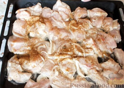 Маринованная куриная грудка, запеченная в духовке: Полить растительным маслом. Присыпать сверху приправой (1 ч. ложка).